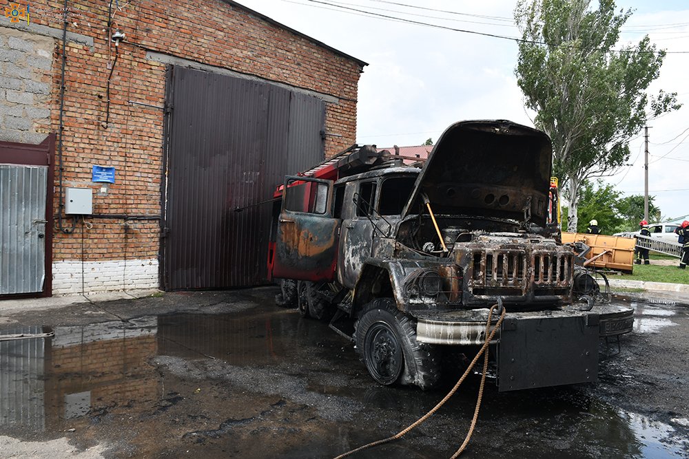 На Миколаївщині россіяне спалили одну пожежну машину і пошкодили другу (ФОТО) 3