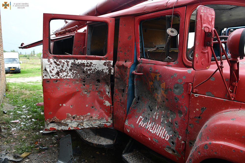 На Миколаївщині россіяне спалили одну пожежну машину і пошкодили другу (ФОТО) 5