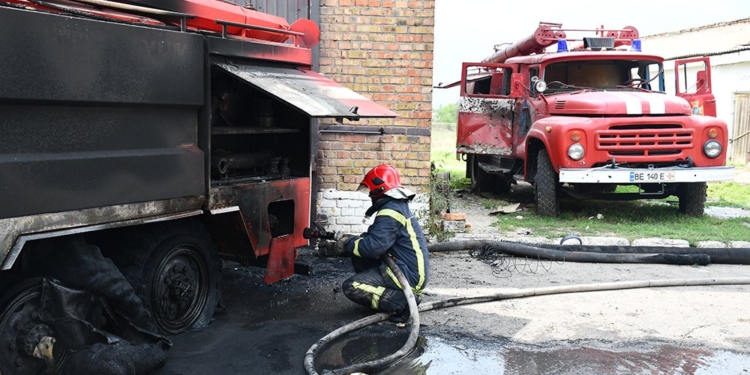 На Миколаївщині россіяне спалили одну пожежну машину і пошкодили другу (ФОТО)