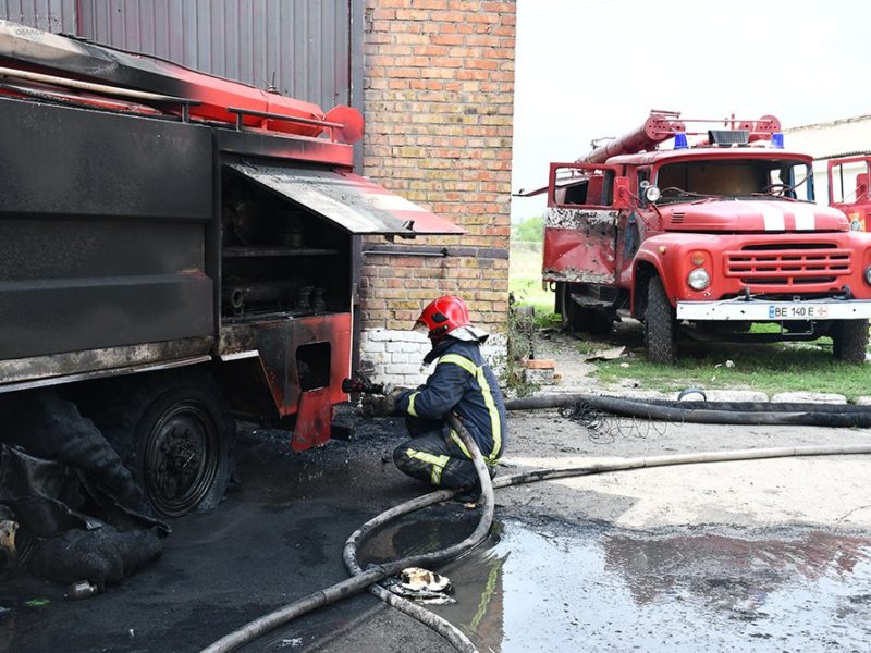 На Миколаївщині россіяне спалили одну пожежну машину і пошкодили другу (ФОТО)