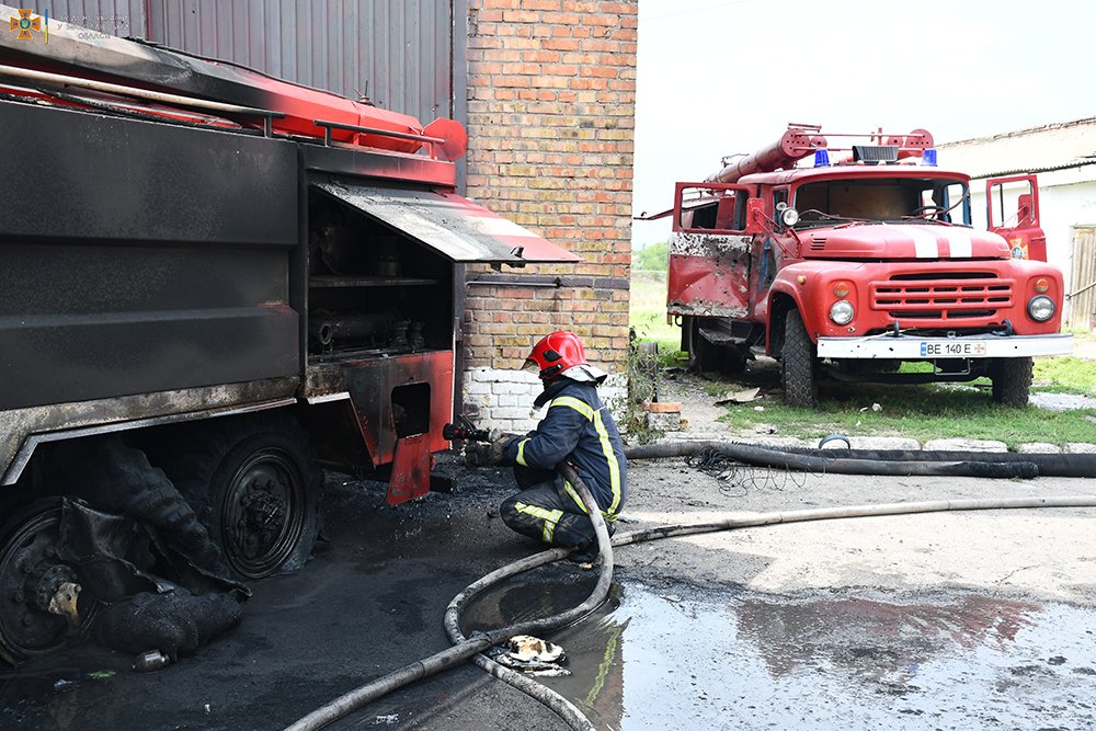 На Миколаївщині россіяне спалили одну пожежну машину і пошкодили другу (ФОТО) 7