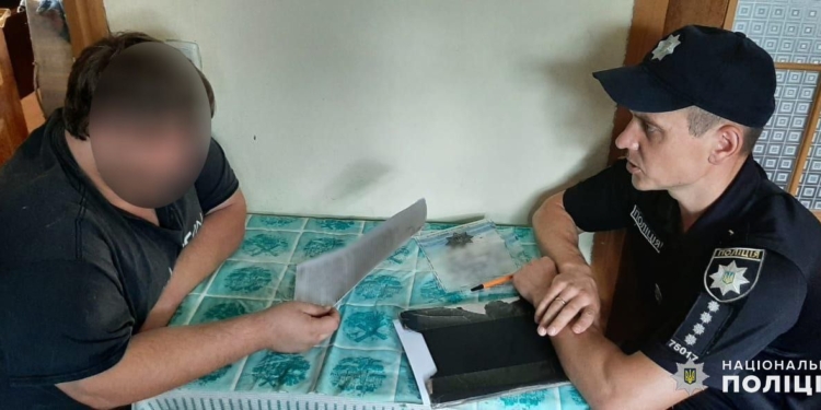Здача квартир переселенцям та продаж військової амуніції: на Миколаївщині поліцейські викрили онлайн-шахрая (ФОТО, ВІДЕО)