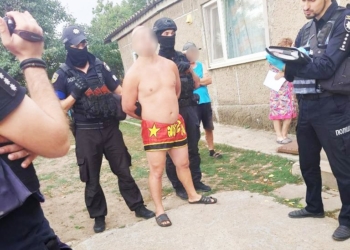 Мешканець Миколаївщини зберігав пістолет, кілька десятків бойових набоїв і артснаряд (ФОТО)