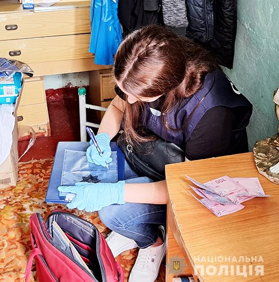 У Миколаєві жінка розводила метадон з рідиною, а потім продавала наркозалежним (ФОТО, ВІДЕО) 5