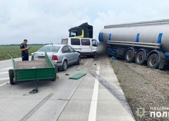 Потрійне ДТП на Миколаївщині: загинув водій авто, який вийшов з машини (ФОТО)