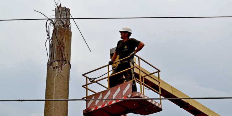 На Миколаївщині енергетики протягом одного світлового дня відновили стабільне електропостачання понад 25 тисячам споживачів (ФОТО)