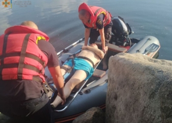 В Южноукраїнську зі скелі впав 30-річний чоловік – його діставали рятувальники (ФОТО)