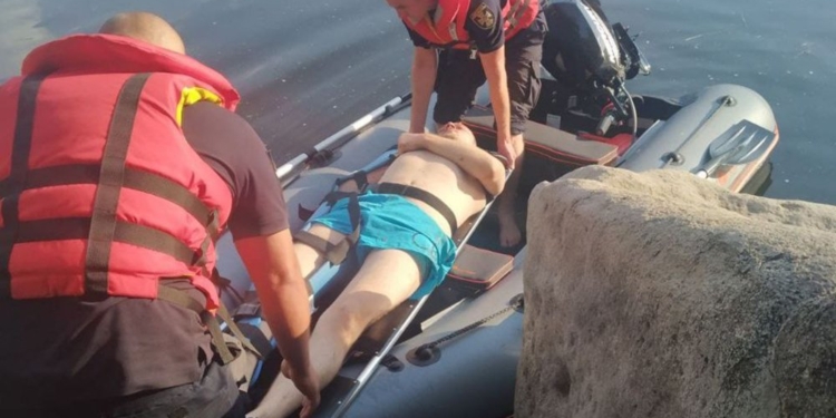 В Южноукраїнську зі скелі впав 30-річний чоловік – його діставали рятувальники (ФОТО)