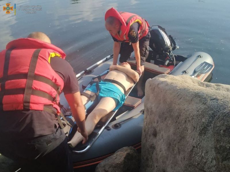 В Южноукраїнську зі скелі впав 30-річний чоловік – його діставали рятувальники (ФОТО)