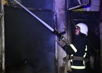 Через російські обстріли у Баштанці горів будинок, в Миколаєві – кафе (ФОТО)