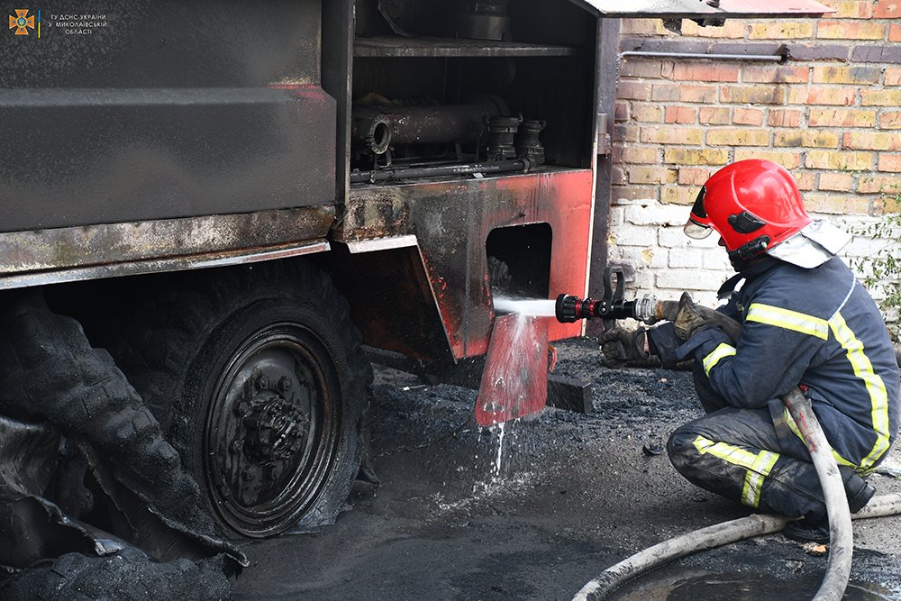 На Миколаївщині россіяне спалили одну пожежну машину і пошкодили другу (ФОТО) 9