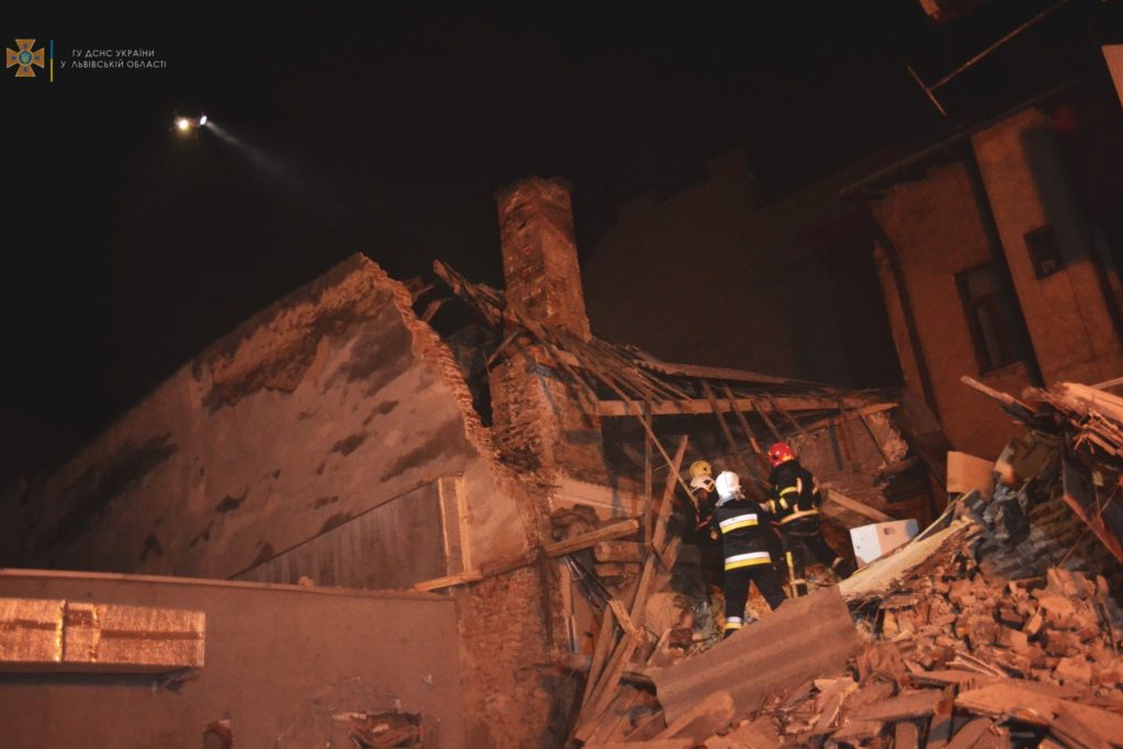 Вночі у Львові впав житловий будинок (ФОТО, ВІДЕО) 16