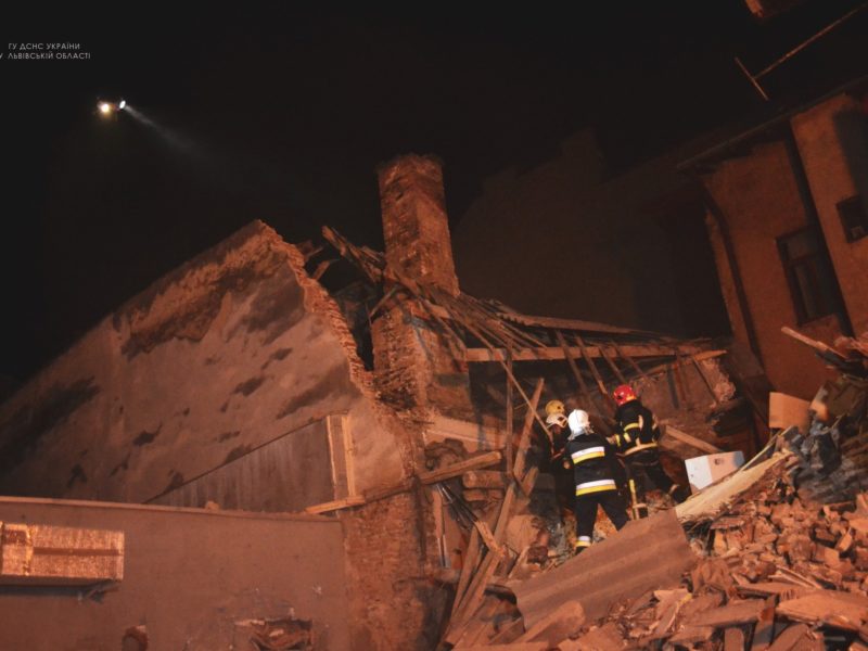Вночі у Львові впав житловий будинок (ФОТО, ВІДЕО)
