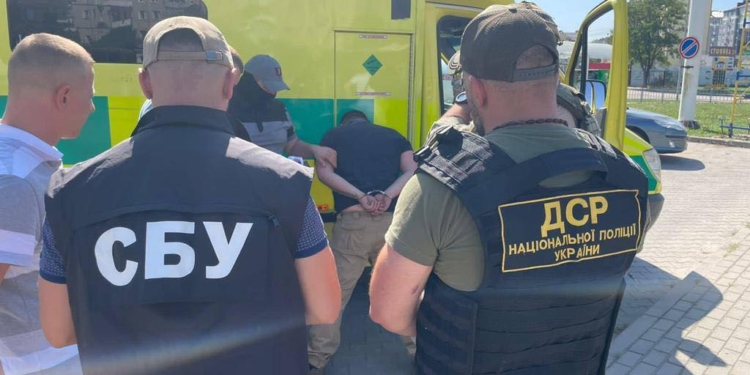 В Івано-Франківську викрили “благодійників” – продавали “швидку” з гуманітарки (ФОТО)
