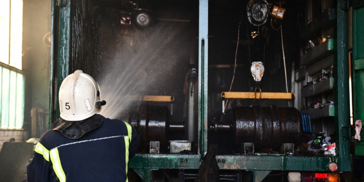 У Миколаєві після обстрілу сталася пожежа в ангарі