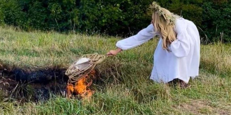 Полякова провела обряд очищення – спалила свій кокошник на Лисій горі (ВІДЕО)