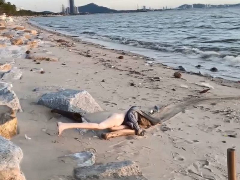 Секс-лялька викликала масовий напад паніки на популярному пляжі – викликали поліцію (ВІДЕО)