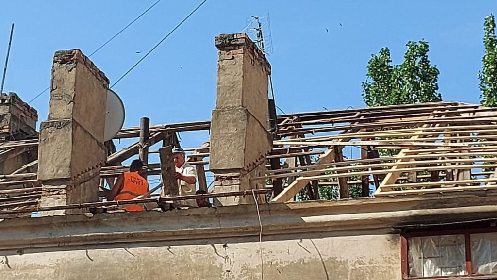 Виявляється, і на кінець війни чекати не потрібно: в одному з будинків в Миколаєві відремонтували дах, знесений ракетним обстрілом (ФОТО) 7