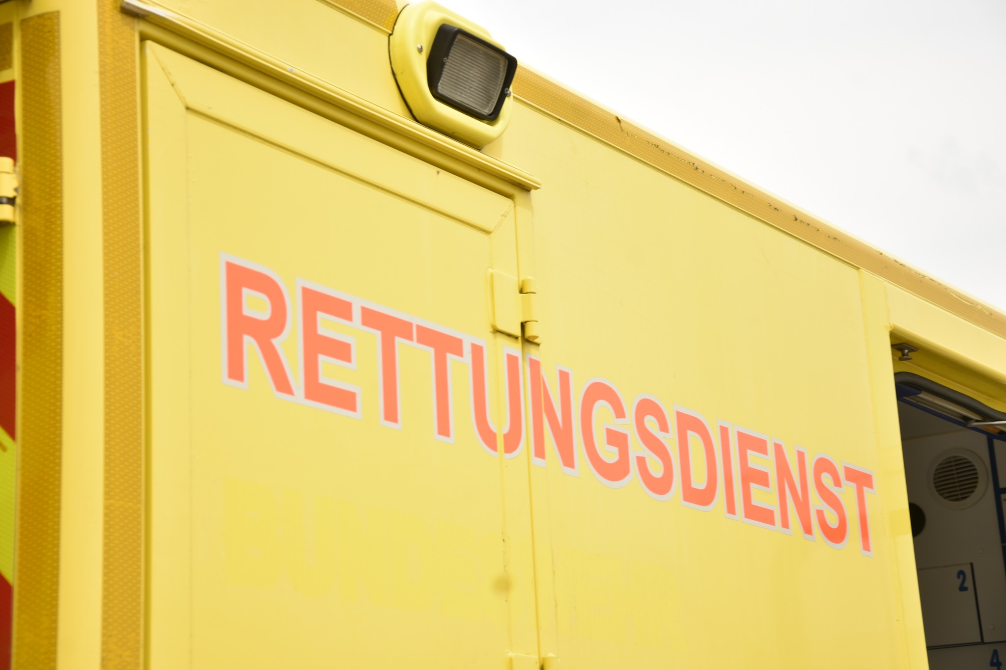 Буде працювати в районі «між мостами»: Миколаїв отримав ще один реанімобіль (ФОТО)