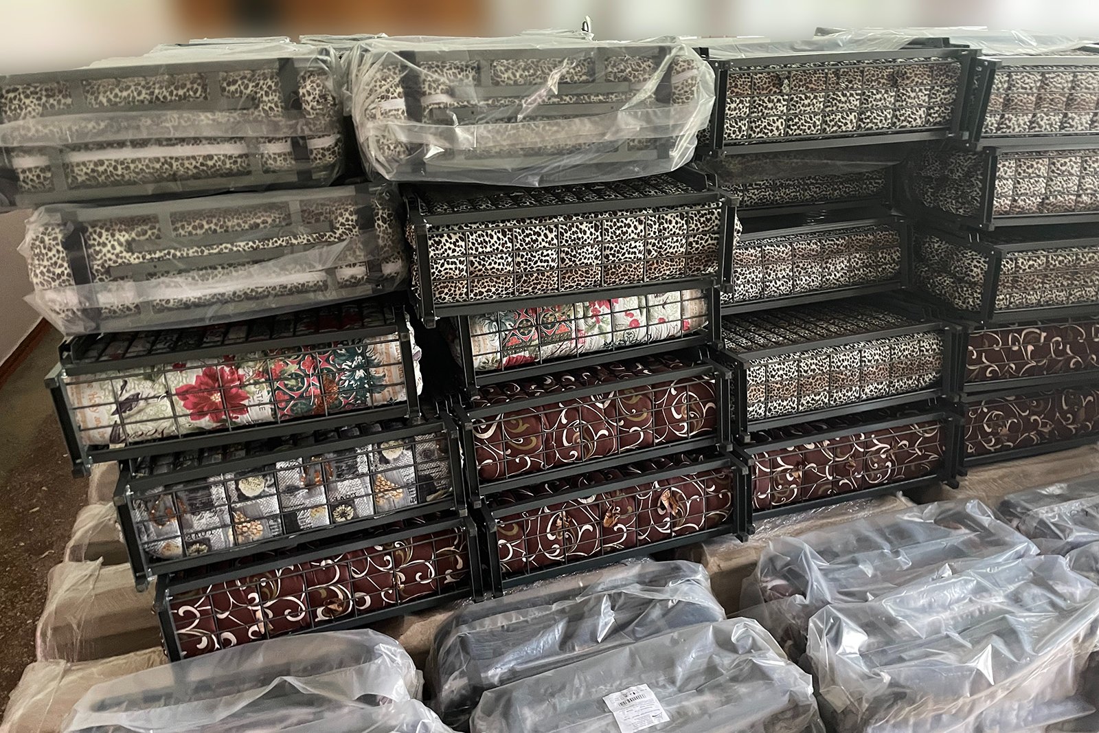 Облаштування прихистку для переселенців і містян, які втратили житло, в Миколаєві: отримані ліжка (ФОТО)