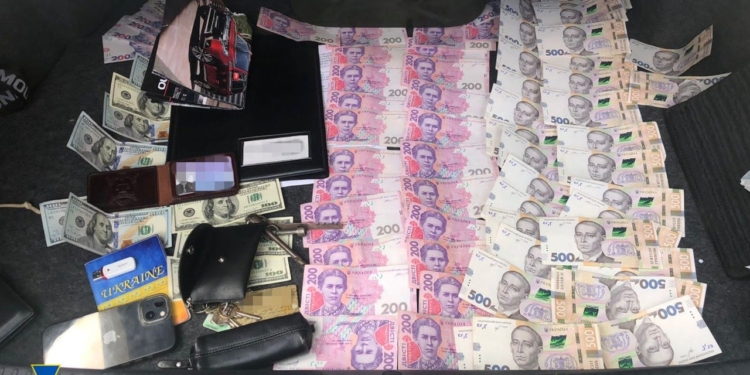 На Миколаївщині СБУ затримала прокурора, який пропонував підслідному військовослужбовцю за хабаря уникнути тюремного строку (ФОТО)