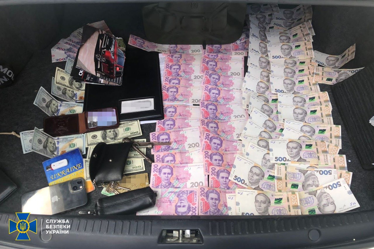 На Миколаївщині СБУ затримала прокурора, який пропонував підслідному військовослужбовцю за хабаря уникнути тюремного строку (ФОТО)