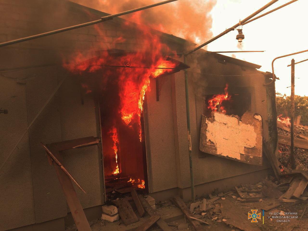 Зранку росіяни обстріляли Шевченкове на Миколаївщині – поцілили в житловий будинок (ФОТО)