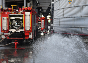 З 8 пожеж за добу дві виникли через обстріли – гасіння однієї з них в Миколаєві продовжується (ФОТО, ВІДЕО)