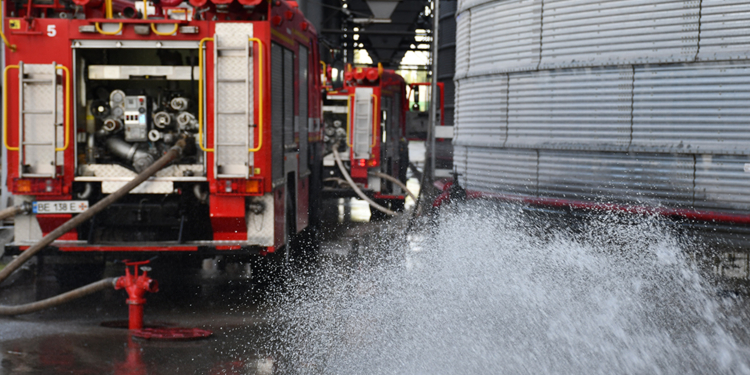 З 8 пожеж за добу дві виникли через обстріли – гасіння однієї з них в Миколаєві продовжується (ФОТО, ВІДЕО)