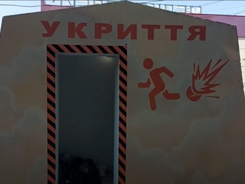 У Харкові встановили першу зупинку-укриття (ВІДЕО)