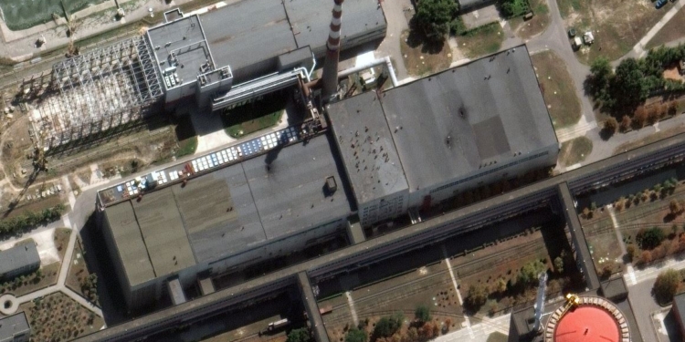 У даху будівлі ЗАЕС з’явилися пробоїни (ФОТО)