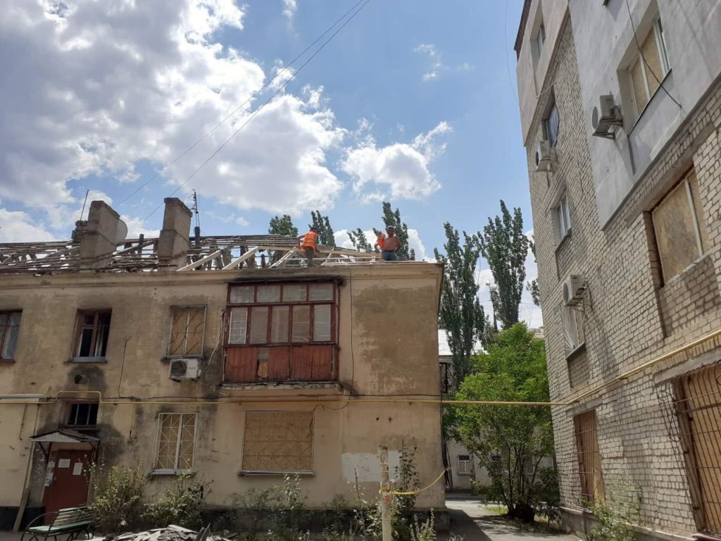 Виявляється, і на кінець війни чекати не потрібно: в одному з будинків в Миколаєві відремонтували дах, знесений ракетним обстрілом (ФОТО) 9