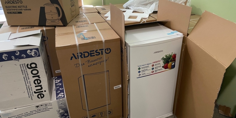 В Миколаєві продовжують облаштовувати прихистки для переселенців: надійшла побутова техніка (ФОТО)