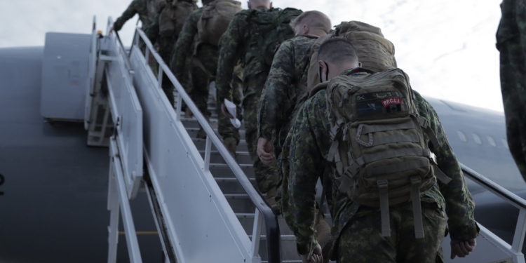 Навчання українських військових в рамках операції ЮНІФАЄР – перші 90 канадських інструкторів вирушили до Британії (ФОТО)