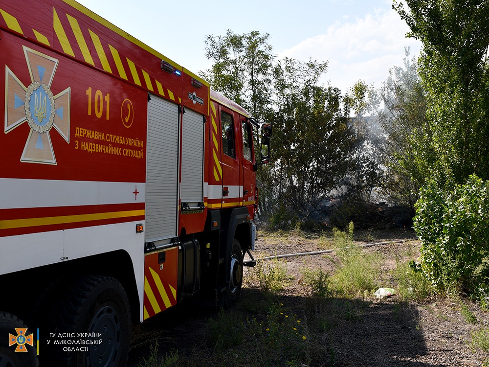 З 8 пожеж за добу дві виникли через обстріли – гасіння однієї з них в Миколаєві продовжується (ФОТО, ВІДЕО) 10