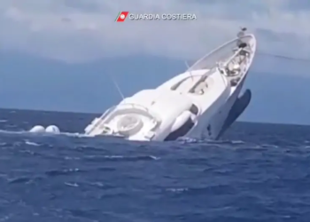 Пішла за російським кораблем: біля берегів Італії затонула суперяхта російського магната (ВIДЕО)
