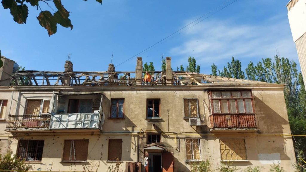 Виявляється, і на кінець війни чекати не потрібно: в одному з будинків в Миколаєві відремонтували дах, знесений ракетним обстрілом (ФОТО) 11