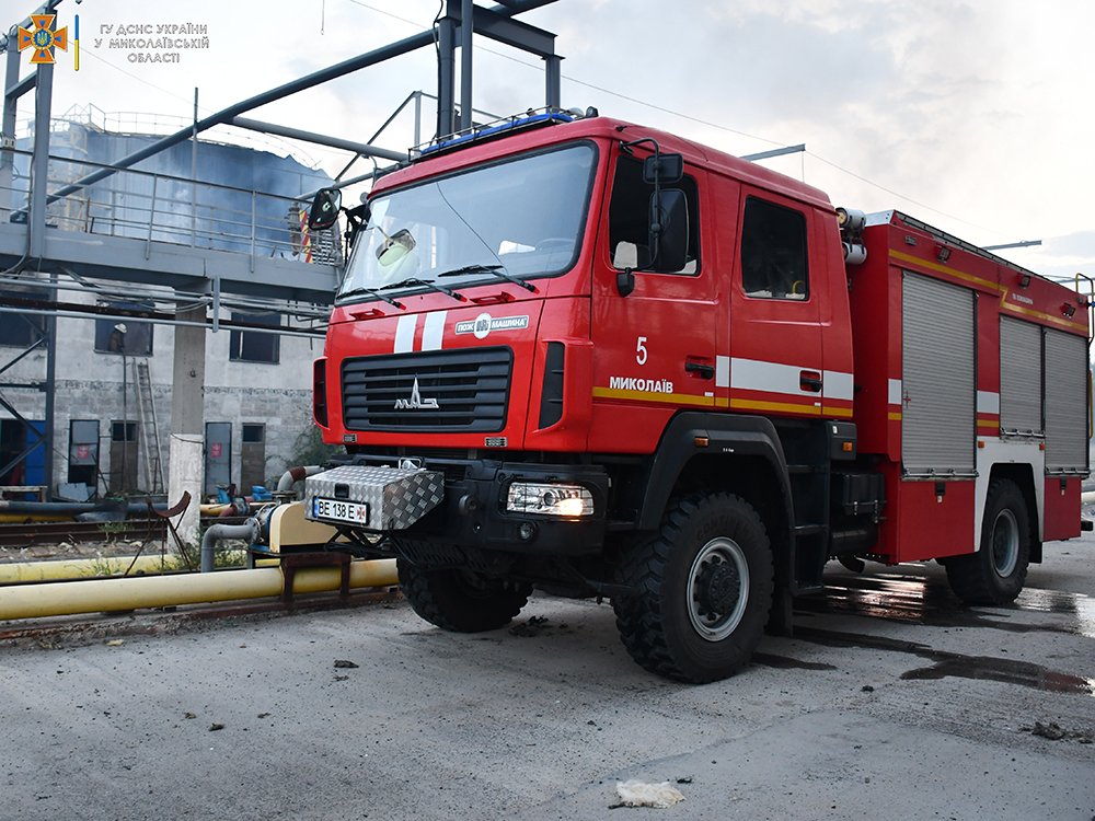 Рятувальники Миколаївщини ліквідували пожежу на інфраструктурному об'єкті, яка виникла через російські обстріли (ФОТО, ВІДЕО) 12