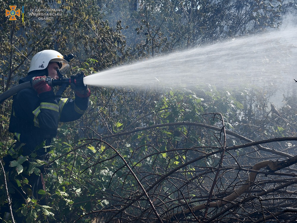 З 8 пожеж за добу дві виникли через обстріли – гасіння однієї з них в Миколаєві продовжується (ФОТО, ВІДЕО) 12