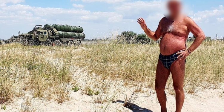 Корисні на відпочинку. В Криму відпочивальник зняв і виклав в мережу фото бази росППО з геолокаційними позначками (ФОТО)