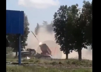 Де Amnesty International? Подоляк показав, як рашисти з “Градів” у житлових кварталах обстрілюють міста (ВІДЕО)