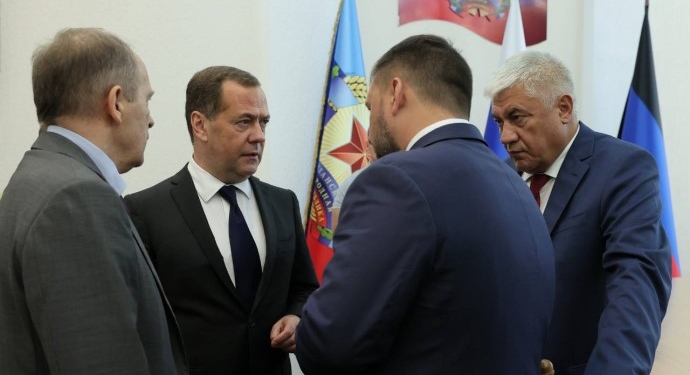 Путін послав. Медведєв приїхав на окуповану Луганщину (ФОТО)