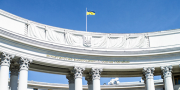 Машина українських дипломатів у Відні потрапила у ДТП. ЗМІ пишуть, що дипломати були напідпитку