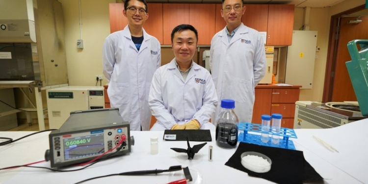 Учені із Сінгапуру розробили батарею, яка видобуває електрику просто з повітря (ВІДЕО)