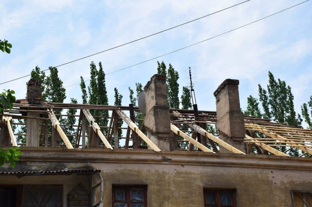 Виявляється, і на кінець війни чекати не потрібно: в одному з будинків в Миколаєві відремонтували дах, знесений ракетним обстрілом (ФОТО) 13