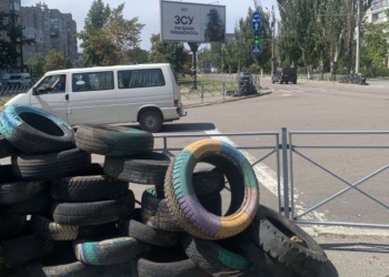 Півмільйони на прибирання символу: у  Заводському районі Миколаєва провели тендер  на утилізацію барикад покришек