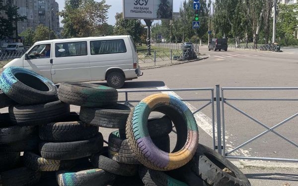 Півмільйони на прибирання символу: у  Заводському районі Миколаєва провели тендер  на утилізацію барикад покришек