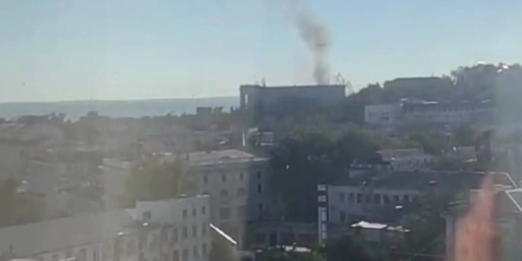 В Севастополі горить штаб Чорноморського флоту (ВІДЕО)