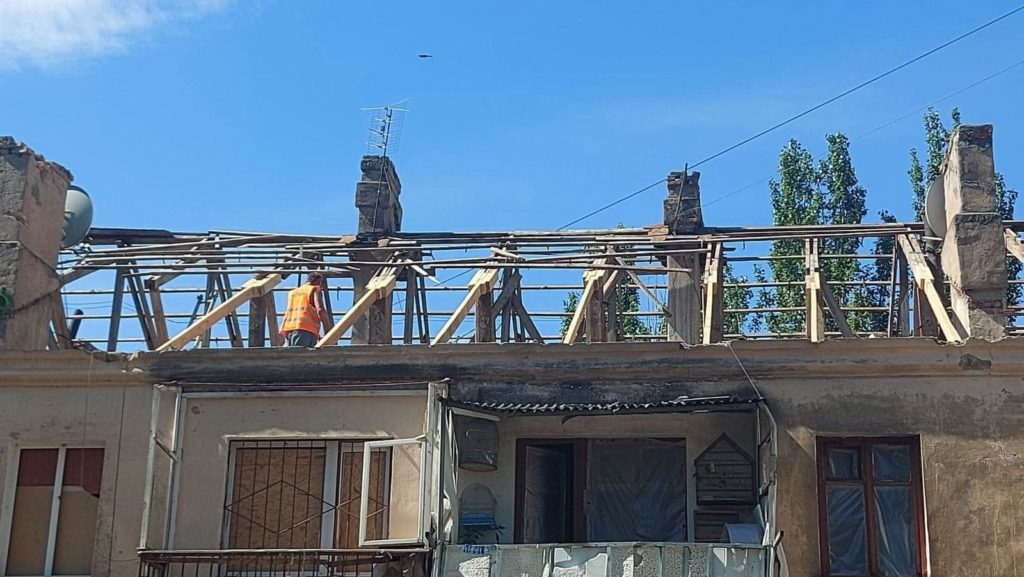 Виявляється, і на кінець війни чекати не потрібно: в одному з будинків в Миколаєві відремонтували дах, знесений ракетним обстрілом (ФОТО) 15