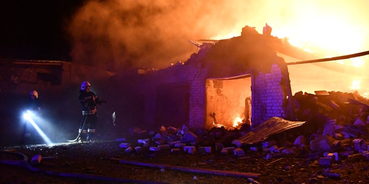 Через обстріли Миколаєва згоріли 6 гаражів та 2 авто. Повне зведення від рятувальників за добу (ФОТО, ВІДЕО)